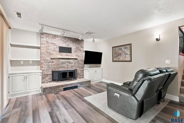 5109 S Sweetbriar Dr Drive, Sioux Falls, SD 57108