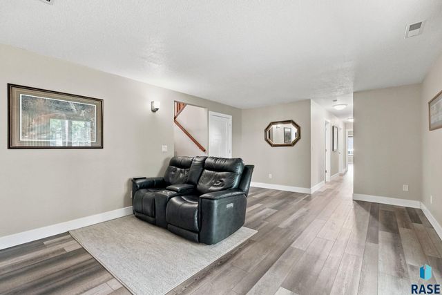5109 S Sweetbriar Dr Drive, Sioux Falls, SD 57108