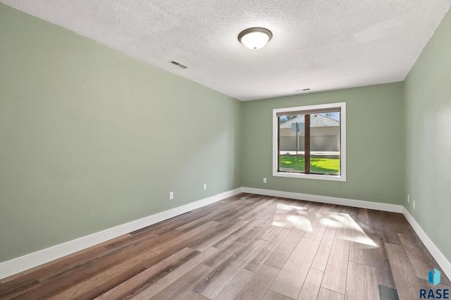 5109 S Sweetbriar Dr Drive, Sioux Falls, SD 57108