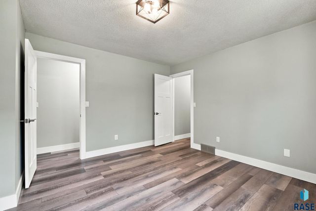 5109 S Sweetbriar Dr Drive, Sioux Falls, SD 57108
