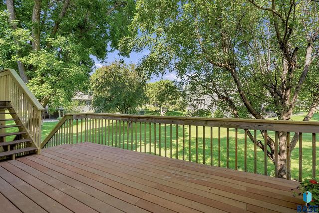 5109 S Sweetbriar Dr Drive, Sioux Falls, SD 57108