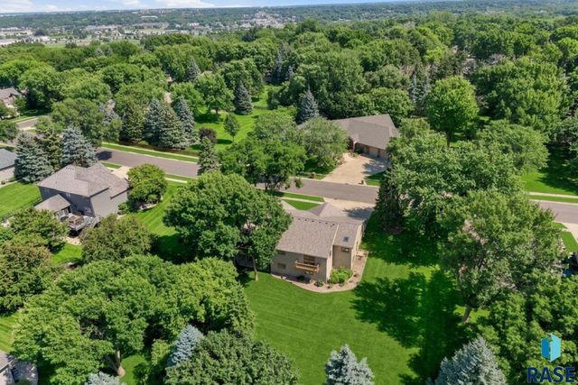 5109 S Sweetbriar Dr Drive, Sioux Falls, SD 57108