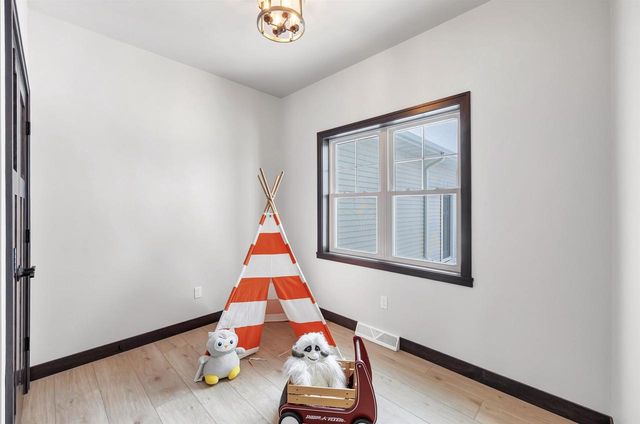 2712 WESTLINE ROAD, Suamico, WI 54313