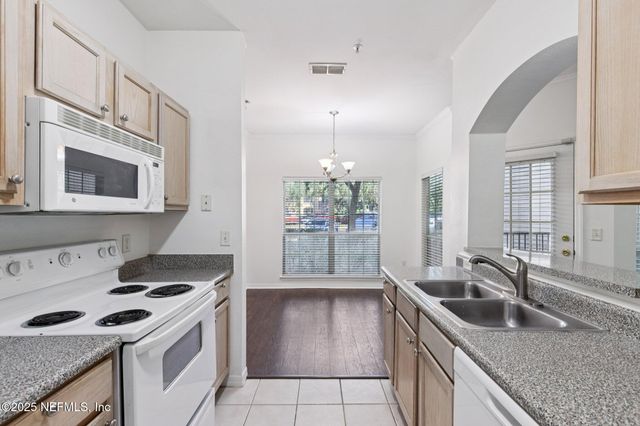 7800 POINT MEADOWS Drive, 613, Jacksonville, FL 32256
