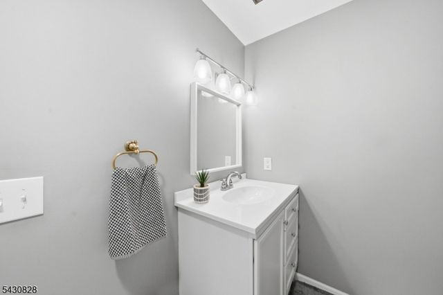825 Riverside Ave 203, Lyndhurst Twp., NJ 07071