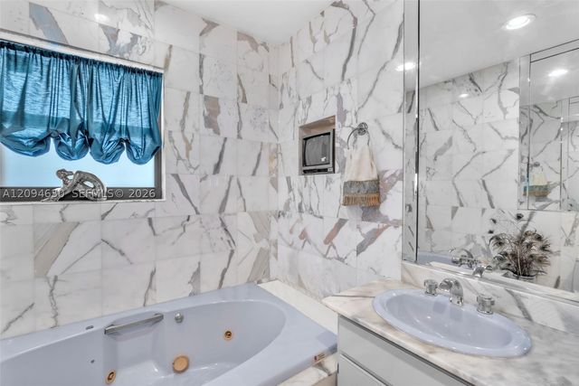 7701 Center Bay Dr, North Bay Village, FL 33141