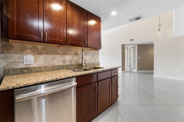 4197 N Haverhill Rd 213, West Palm Beach, FL 33417