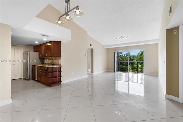 4197 N Haverhill Rd 213, West Palm Beach, FL 33417
