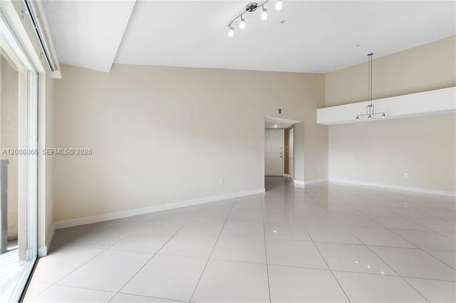 4197 N Haverhill Rd 213, West Palm Beach, FL 33417