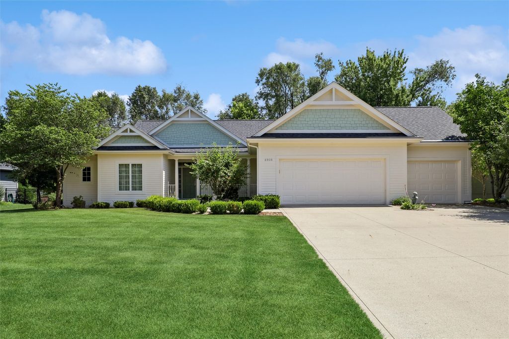 6908 NW 83rd Avenue, Johnston, IA 50131