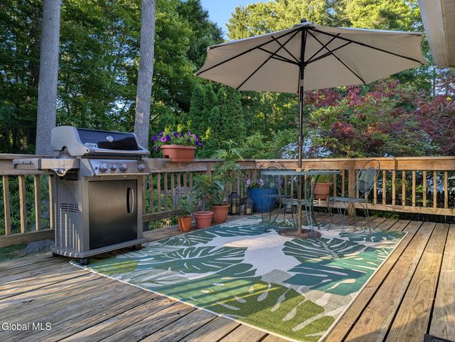 16 Sylvan Lane, Clifton Park, NY 12065