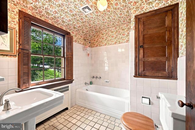 1010 CREST RD, Wynnewood, PA 19096
