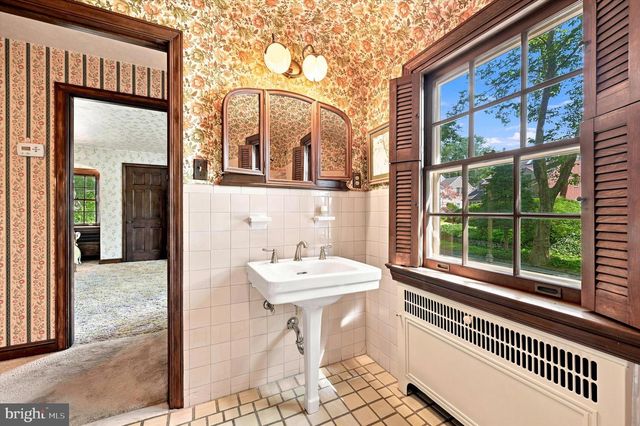 1010 CREST RD, Wynnewood, PA 19096