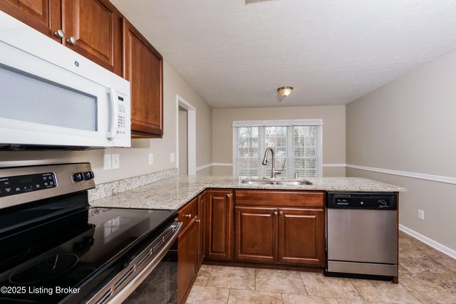 8410 Hurstbourne Woods Pl, Louisville, KY 40299