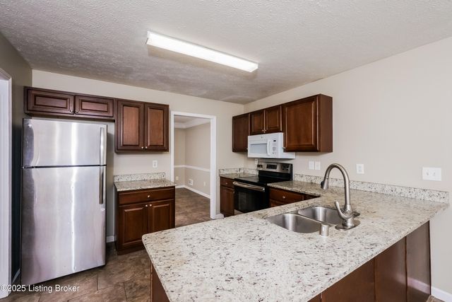 8410 Hurstbourne Woods Pl, Louisville, KY 40299