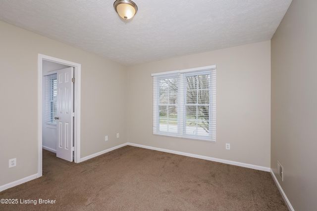 8410 Hurstbourne Woods Pl, Louisville, KY 40299