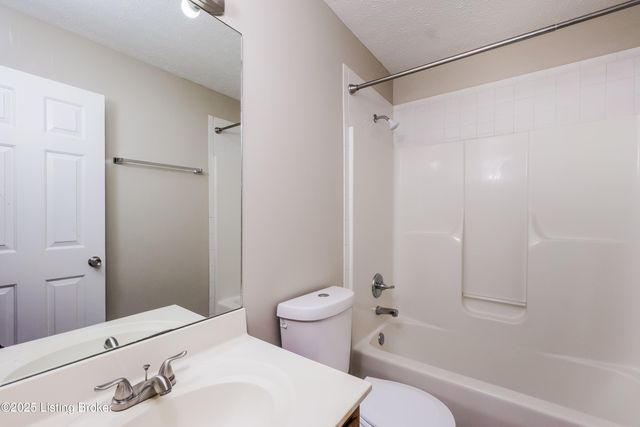 8410 Hurstbourne Woods Pl, Louisville, KY 40299