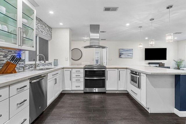 855 BERKELEY Street, Boca Raton, FL 33487