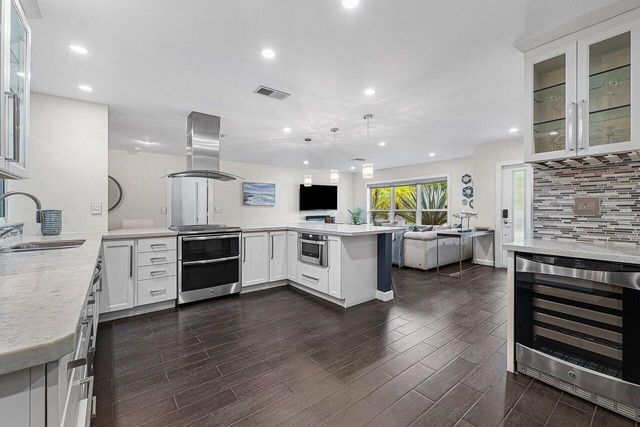 855 BERKELEY Street, Boca Raton, FL 33487
