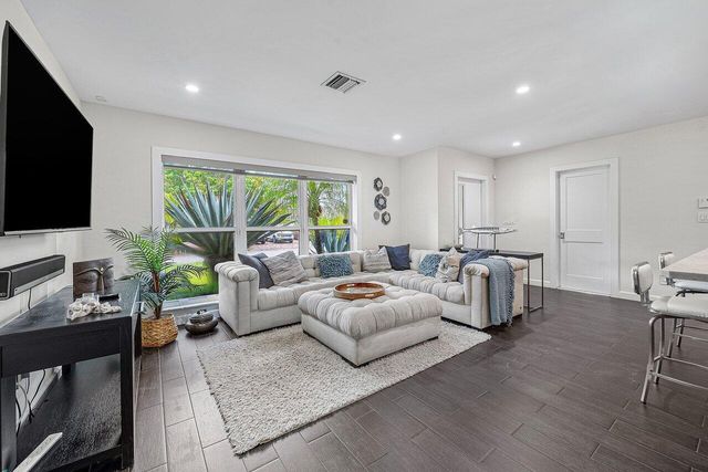 855 BERKELEY Street, Boca Raton, FL 33487