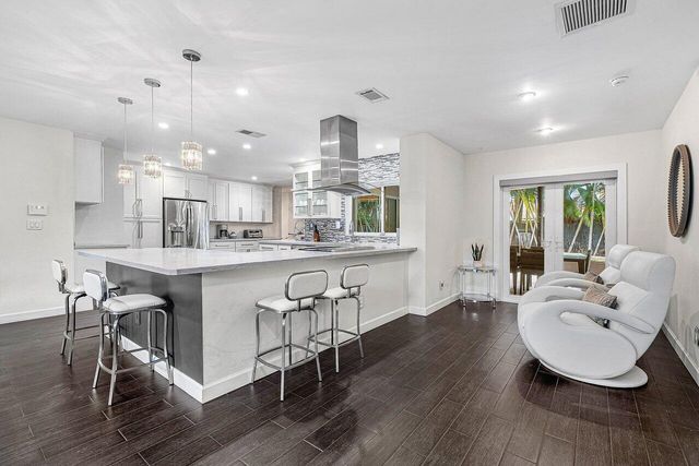855 BERKELEY Street, Boca Raton, FL 33487