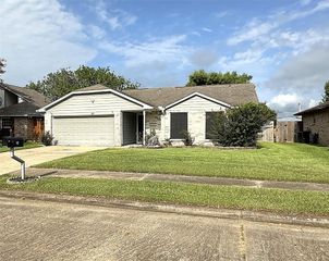 117 Lasso Street, Angleton, TX 77515