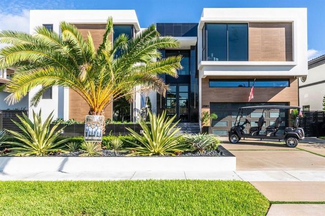 2581 NE 50th Street, Lighthouse Point, FL 33064