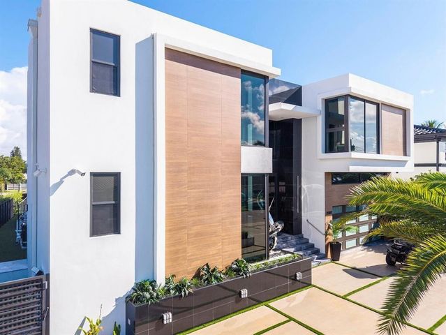 2581 NE 50th Street, Lighthouse Point, FL 33064