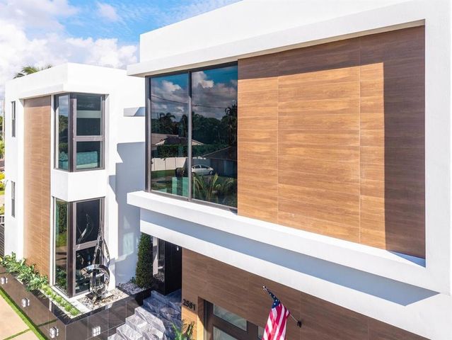 2581 NE 50th Street, Lighthouse Point, FL 33064