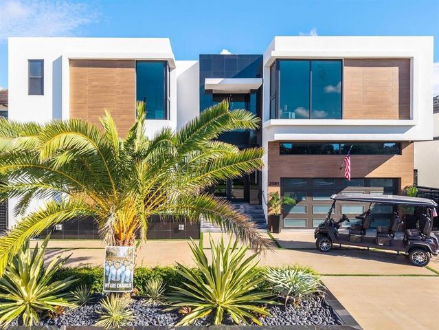 2581 NE 50th Street, Lighthouse Point, FL 33064