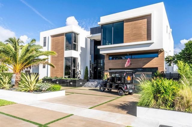 2581 NE 50th Street, Lighthouse Point, FL 33064