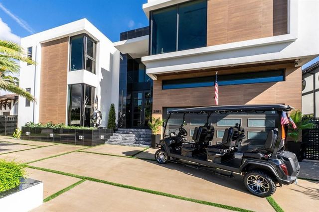 2581 NE 50th Street, Lighthouse Point, FL 33064