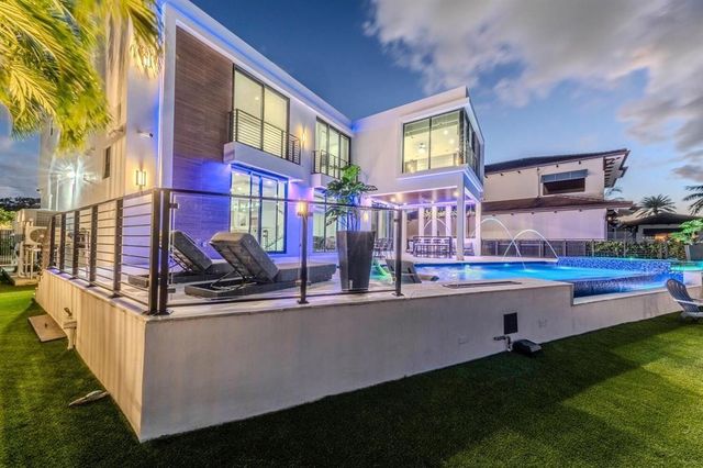 2581 NE 50th Street, Lighthouse Point, FL 33064