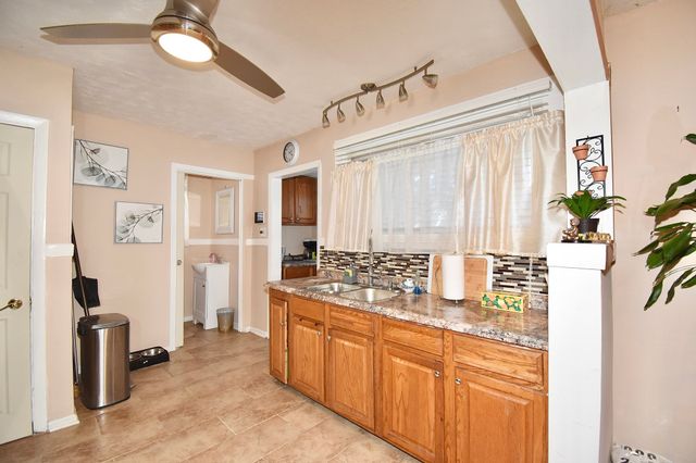 1245 Bay St, Springfield, MA 01109