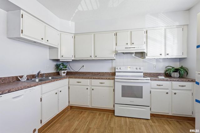 2846 MAGNOLIA Drive, Bettendorf, IA 52722