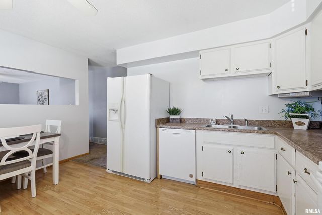 2846 MAGNOLIA Drive, Bettendorf, IA 52722