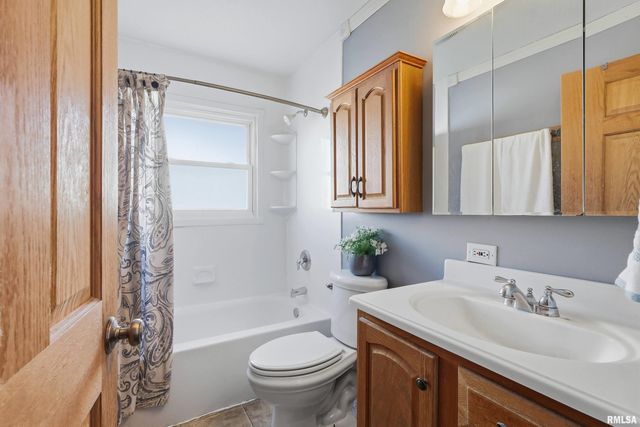 2846 MAGNOLIA Drive, Bettendorf, IA 52722