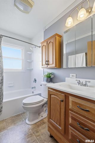 2846 MAGNOLIA Drive, Bettendorf, IA 52722