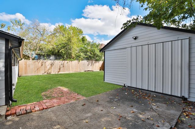 207 Cosmos Street, Houston, TX 77009