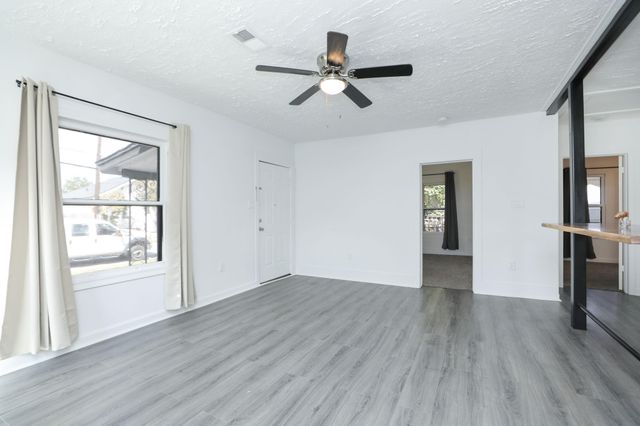 207 Cosmos Street, Houston, TX 77009