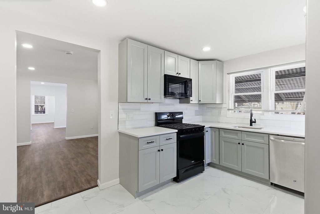 1000 W 3RD ST W, Florence, NJ 08518