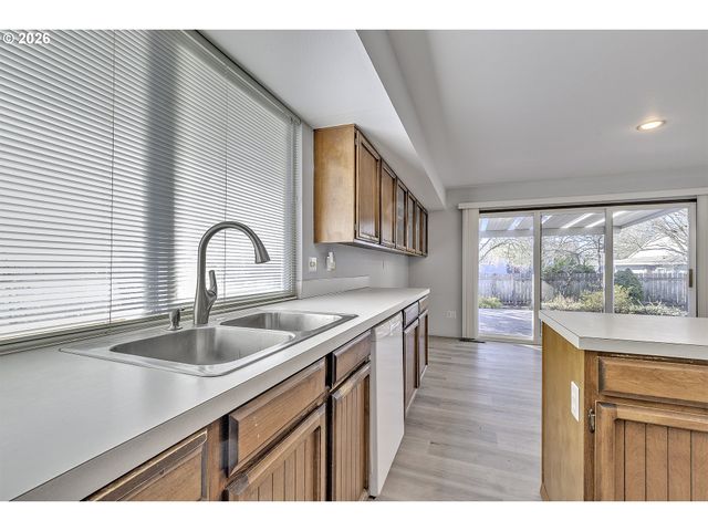 15765 Sw HIGHLAND Ct, Portland, OR 97224