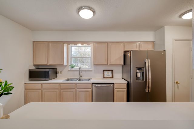 185 E Broken Tree LN, Smithville, TX 78957