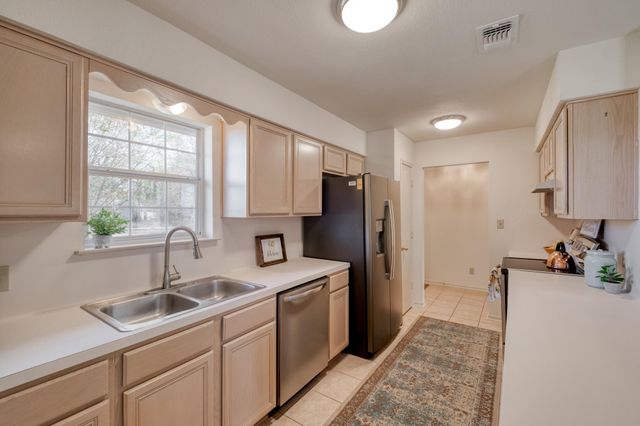 185 E Broken Tree LN, Smithville, TX 78957