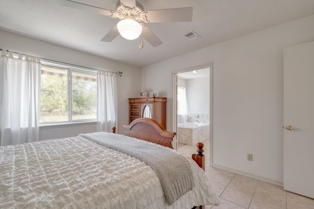 185 E Broken Tree LN, Smithville, TX 78957