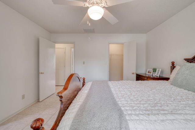 185 E Broken Tree LN, Smithville, TX 78957