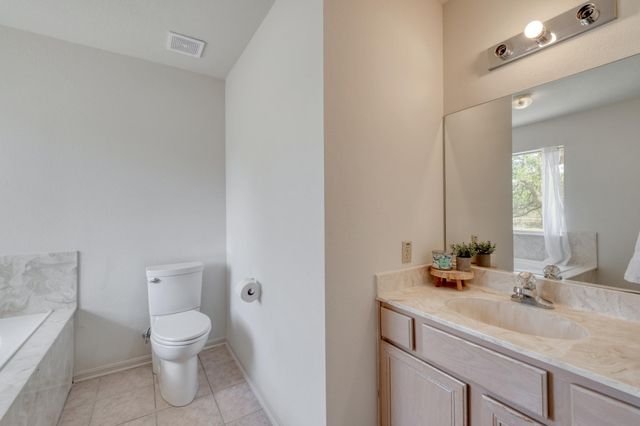 185 E Broken Tree LN, Smithville, TX 78957
