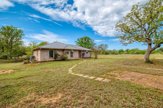 185 E Broken Tree LN, Smithville, TX 78957
