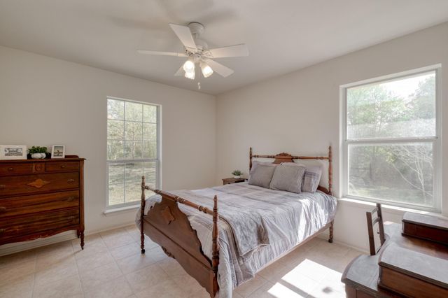 185 E Broken Tree LN, Smithville, TX 78957