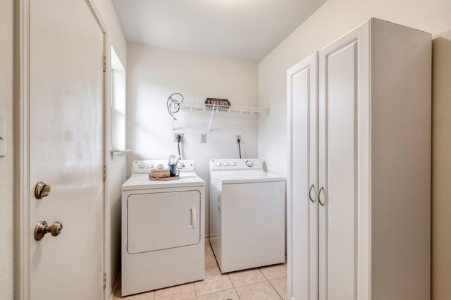 185 E Broken Tree LN, Smithville, TX 78957